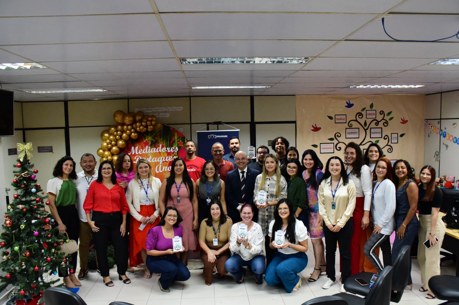 foto colorida de todo o setor reunido pousando para a fotografia 