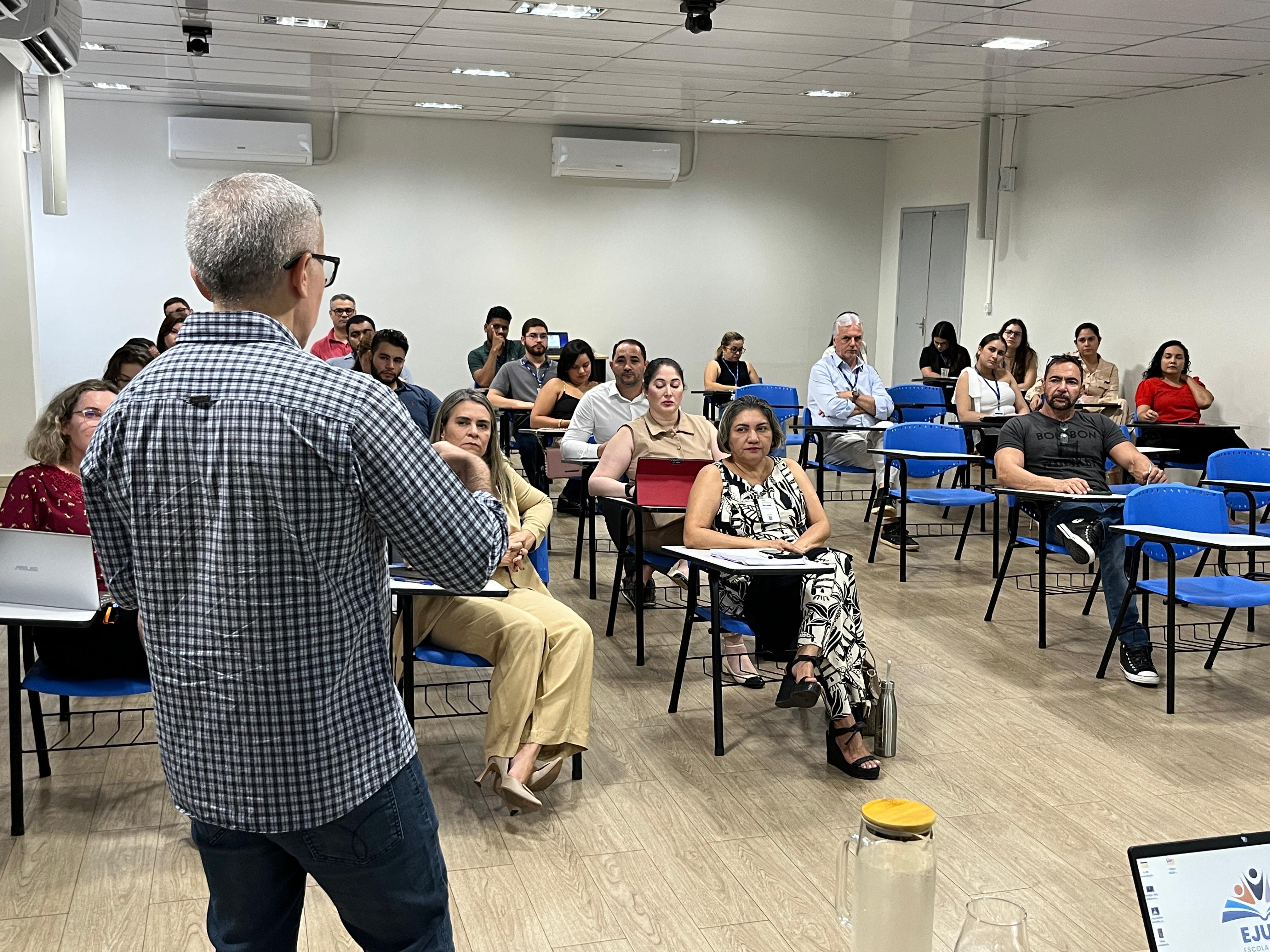 foto colorida de uma sala de aula com servidores do tjrr sentados 