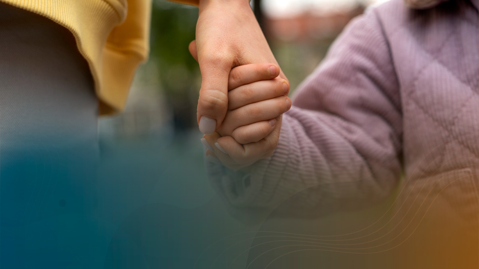 imagem colorida mostra um adulto segurando a mão de uma criança. 