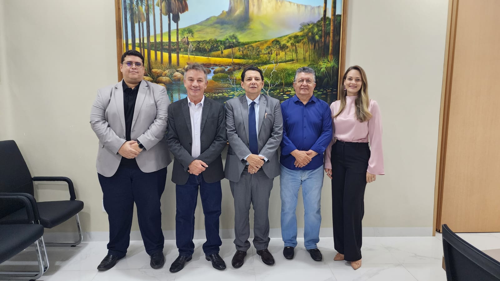  Imagem colorida mostra contém o presidente do TJRR, desembargador Jésus Nascimento ao lado do governador do Estado de Roraima, Antonio Denarium, a secretária de Orçamento e Finanças do TJRR, Tainá Westin, o coordenador de Assuntos da Presidência, Alexandre Ferreira, e do secretário chefe da Casa Civil, Flamarion Portela.