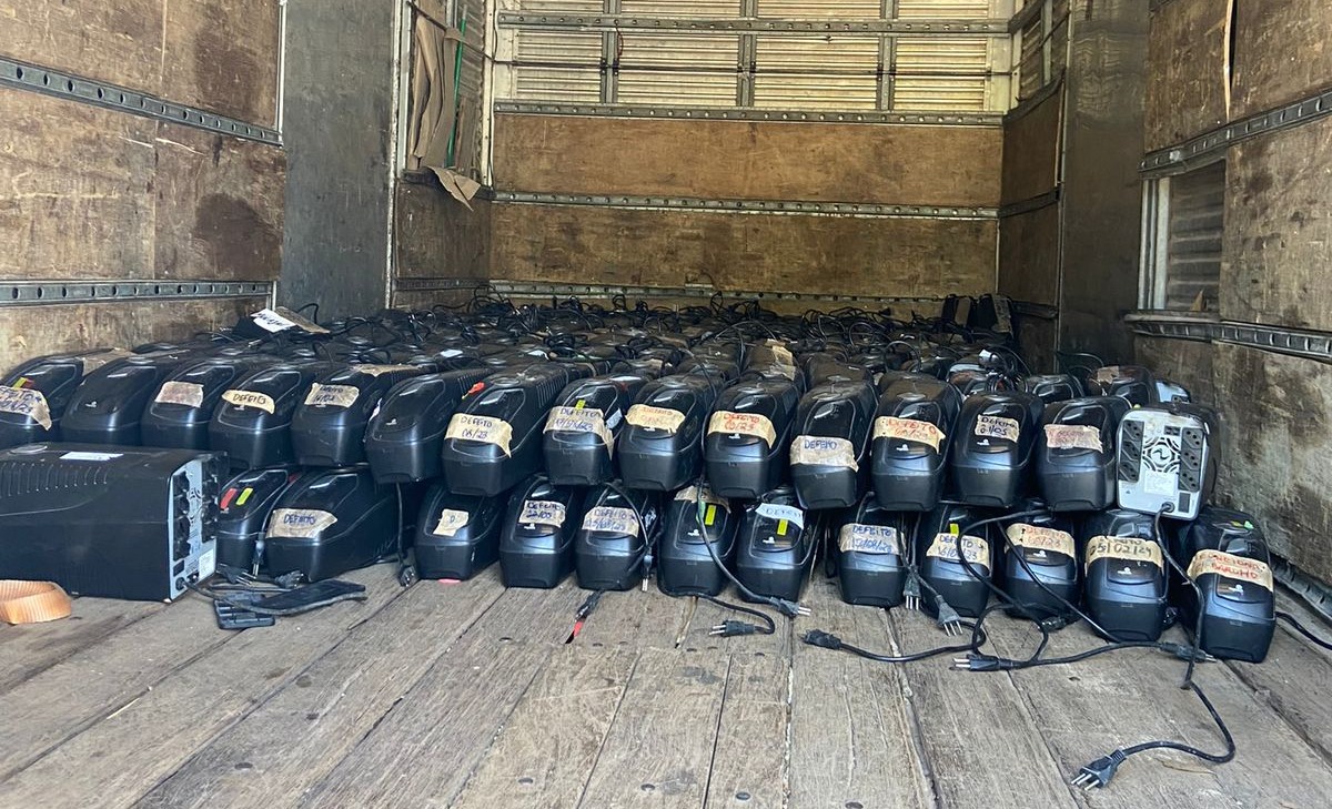 imagem colorida mostra equipamentos que serão descartados de forma correta, essa imagem destaca os nobreaks.