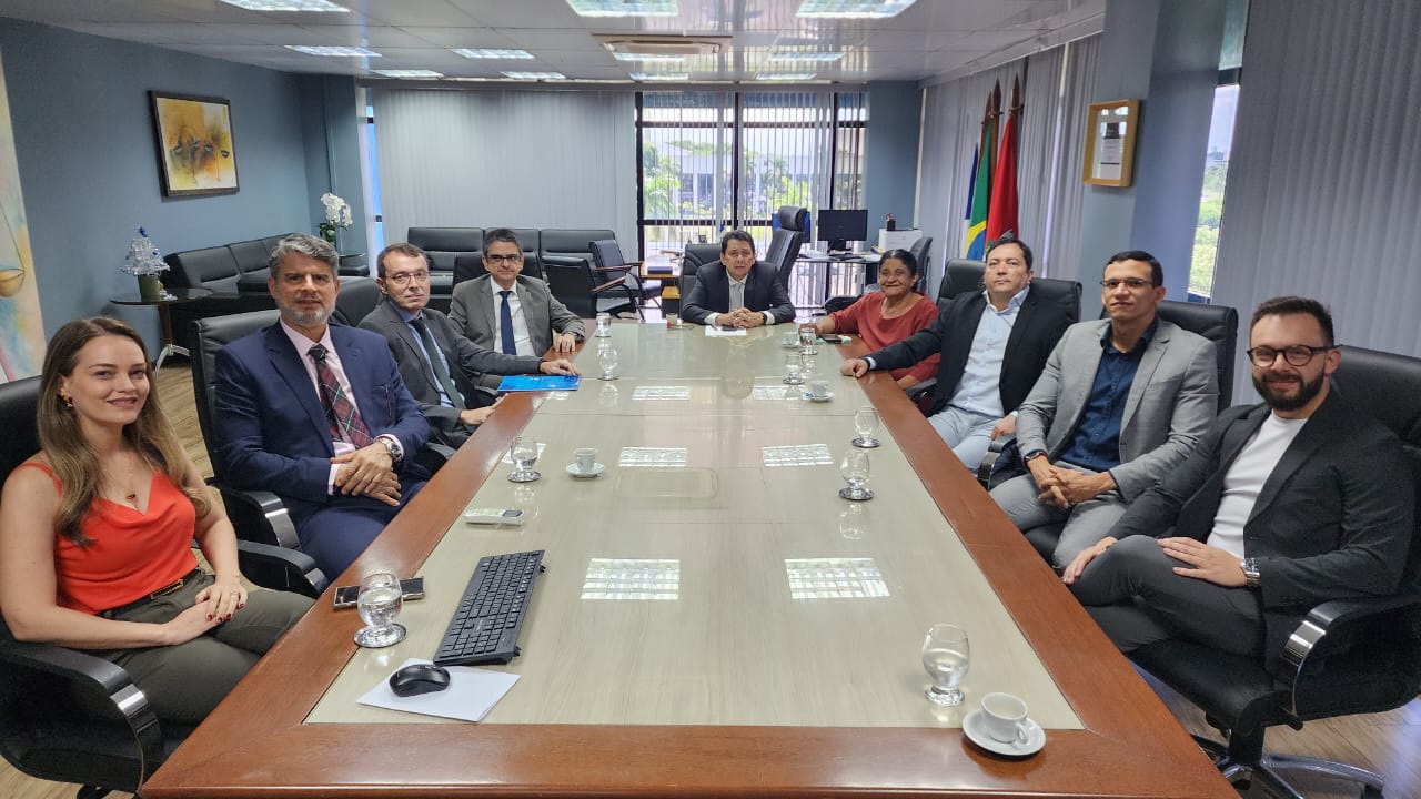 Imagem colorida contém o presidente do Tribunal de Justiça de Roraima (TJRR), desembargador Jésus Nascimento, reunido na sala da presidência do TJRR, com autoridades, e da esquerda para a direita, encontra-se a secretária de Orçamento e Finanças do TJRR, Tainá Westin, o juiz convocado Luiz Fernando Castanheira Mallet, o desembargador Erick Linhares, o desembargador Ricardo Oliveira, a deputada estadual Aurelina Medeiros, o procurador-geral da Assembleia Legislativa de Roraima (ALE/RR), Paulo Hollanda, o secretário-geral, Henrique Tavares e o juiz auxiliar da presidência, Esdras Benchimol