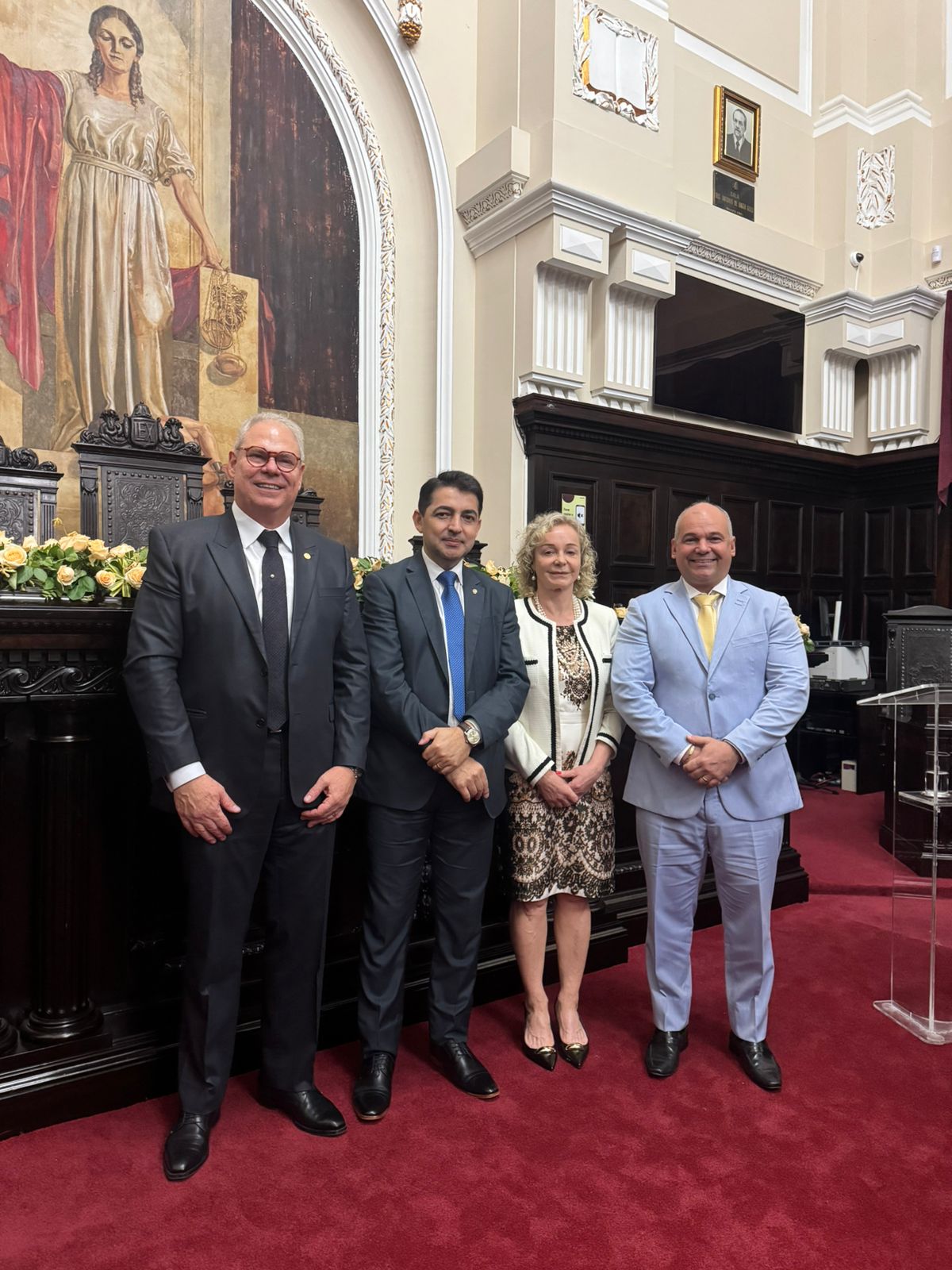 foto colorida do Juiz Eduardo Alvares de Carvalho, acompanhado da gestora do Nupemec, Ocimara Vasconcelos,