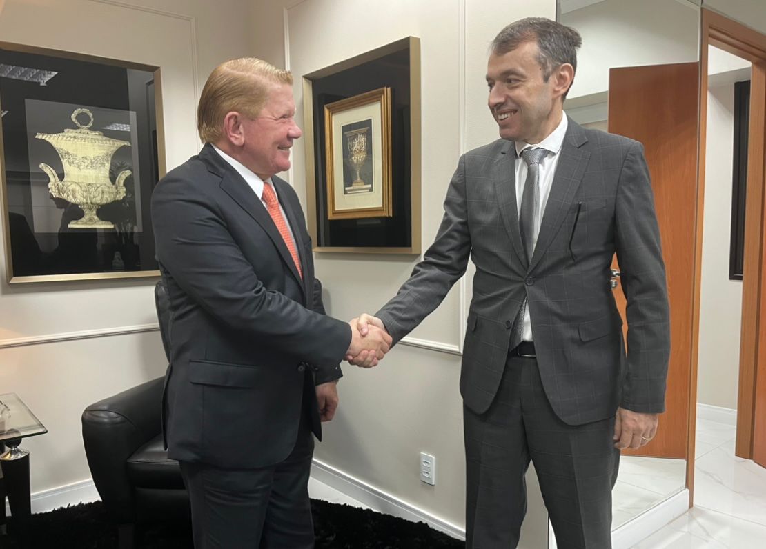 Foto colorida mostra o desembargador Erick Linhares, atual Ouvidor-Geral de Justiça e eleito Corregedor-Geral de Justiça de Roraima para o biênio 2025/2026, dando um aperto de mãos com o corregedor-geral de Justiça do Amazonas eleito para o biênio 2025/2026, desembargador José Hamilton Saraiva dos Santos. Abaixo a frase: "Tribunal de Justiça de Roraima e Poder Judiciário do Amazonas reforçam parcerias para atendimentos às Comunidades Indígenas"