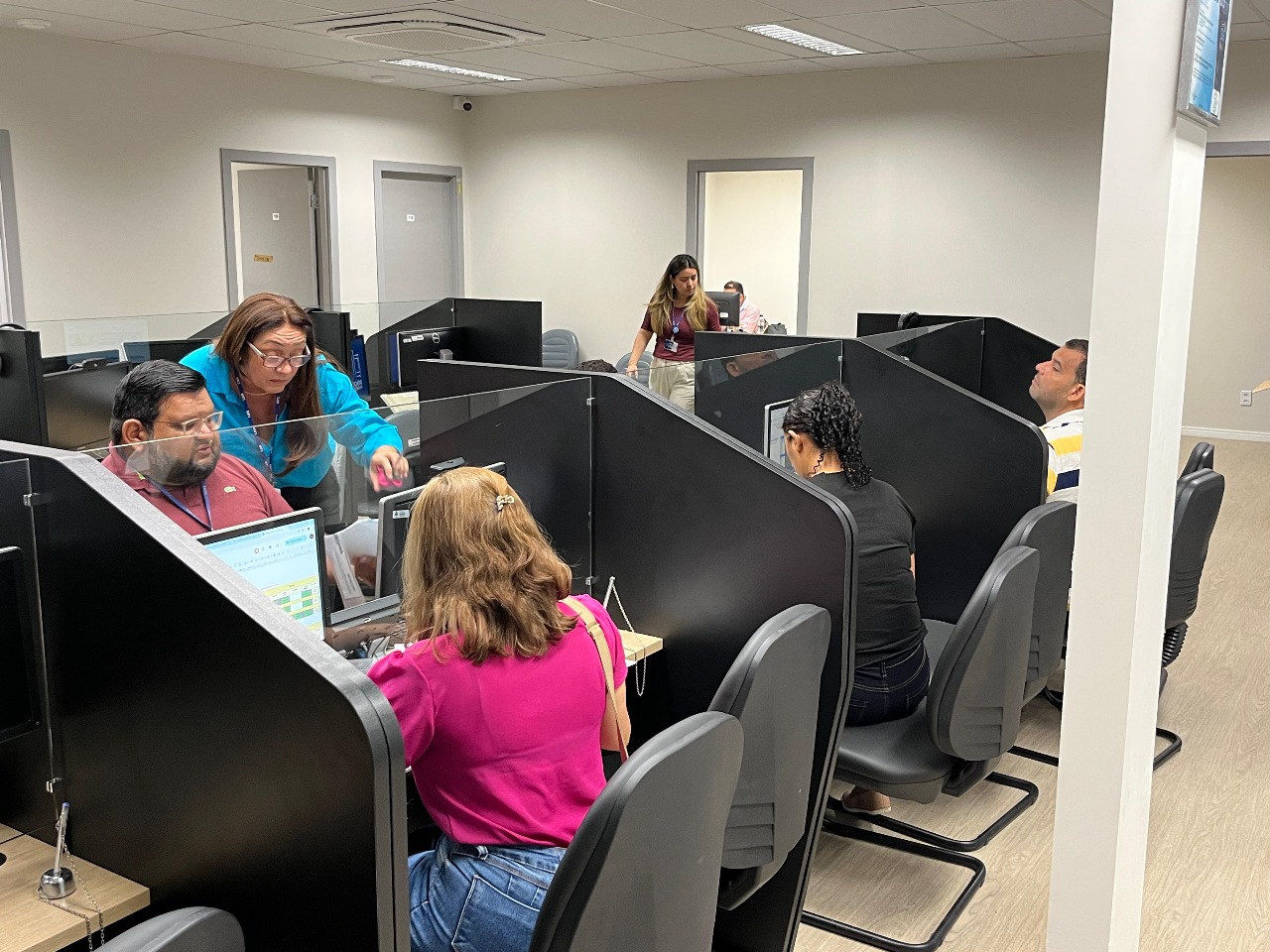 Imagem colorida contém pessoas sendo atendidas no saguão de atendimentos do Fórum da Cidadania. Abaixo a frase “PRIMEIRA SEMANA - Mais de 200 atendimentos marcam o início das atividades no Fórum da Cidadania.” Imagem colorida contém pessoas sendo atendidas no saguão de atendimentos do Fórum da Cidadania. Abaixo a frase “PRIMEIRA SEMANA - Mais de 200 atendimentos marcam o início das atividades no Fórum da Cidadania.”