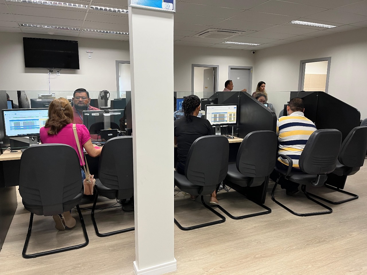 Imagem colorida contém pessoas sendo atendidas no saguão de atendimentos do Fórum da Cidadania. Abaixo a frase “PRIMEIRA SEMANA - Mais de 200 atendimentos marcam o início das atividades no Fórum da Cidadania.” Imagem colorida contém pessoas sendo atendidas no saguão de atendimentos do Fórum da Cidadania. Abaixo a frase “PRIMEIRA SEMANA - Mais de 200 atendimentos marcam o início das atividades no Fórum da Cidadania.”