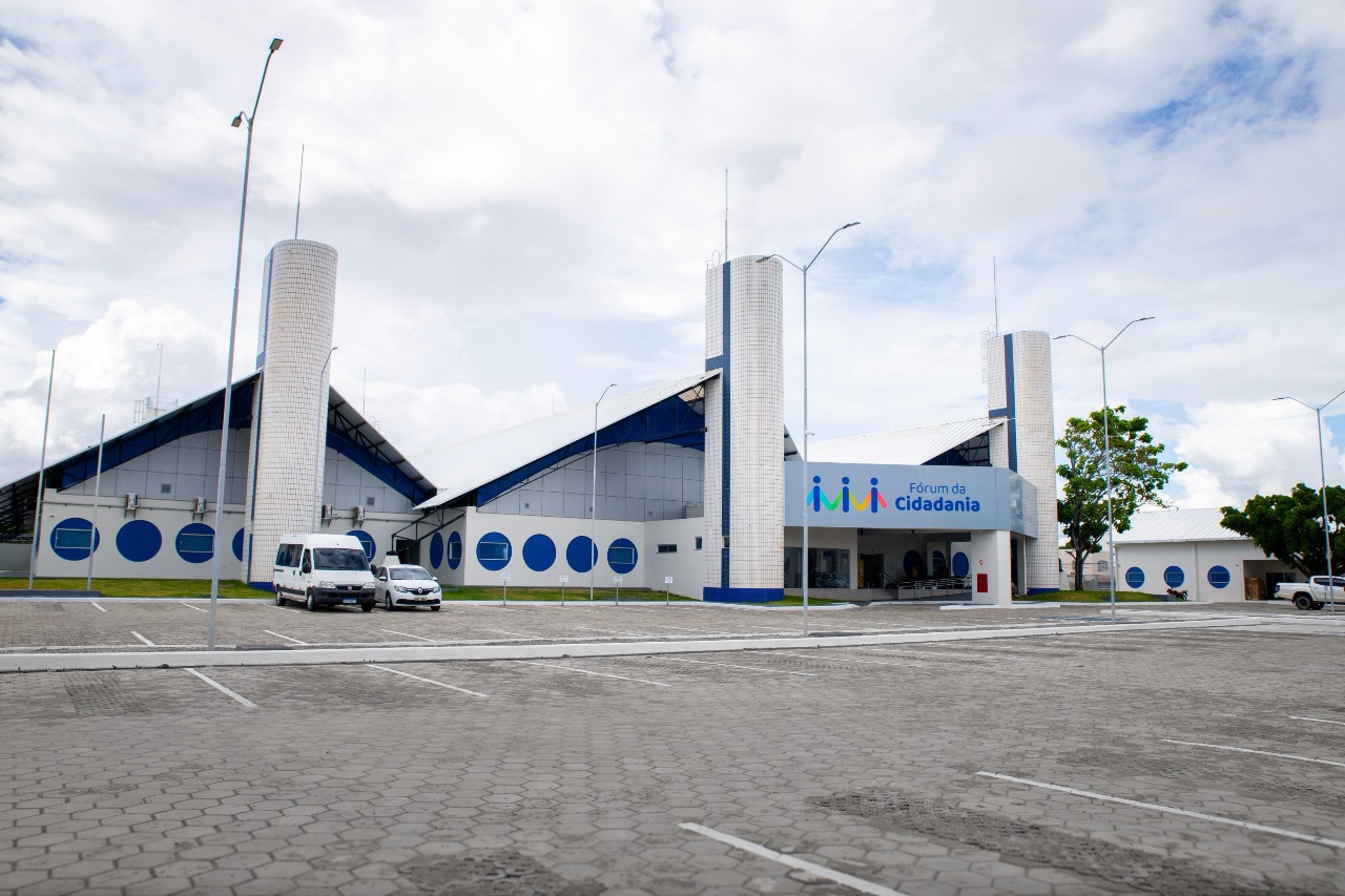 Imagem colorida contém a frente do Fórum da Cidadania do TJRR. Abaixo a frase “PRIMEIRA SEMANA - Mais de 200 atendimentos marcam o início das atividades no Fórum da Cidadania.” Imagem colorida contém a frente do Fórum da Cidadania do TJRR. Abaixo a frase “PRIMEIRA SEMANA - Mais de 200 atendimentos marcam o início das atividades no Fórum da Cidadania.”