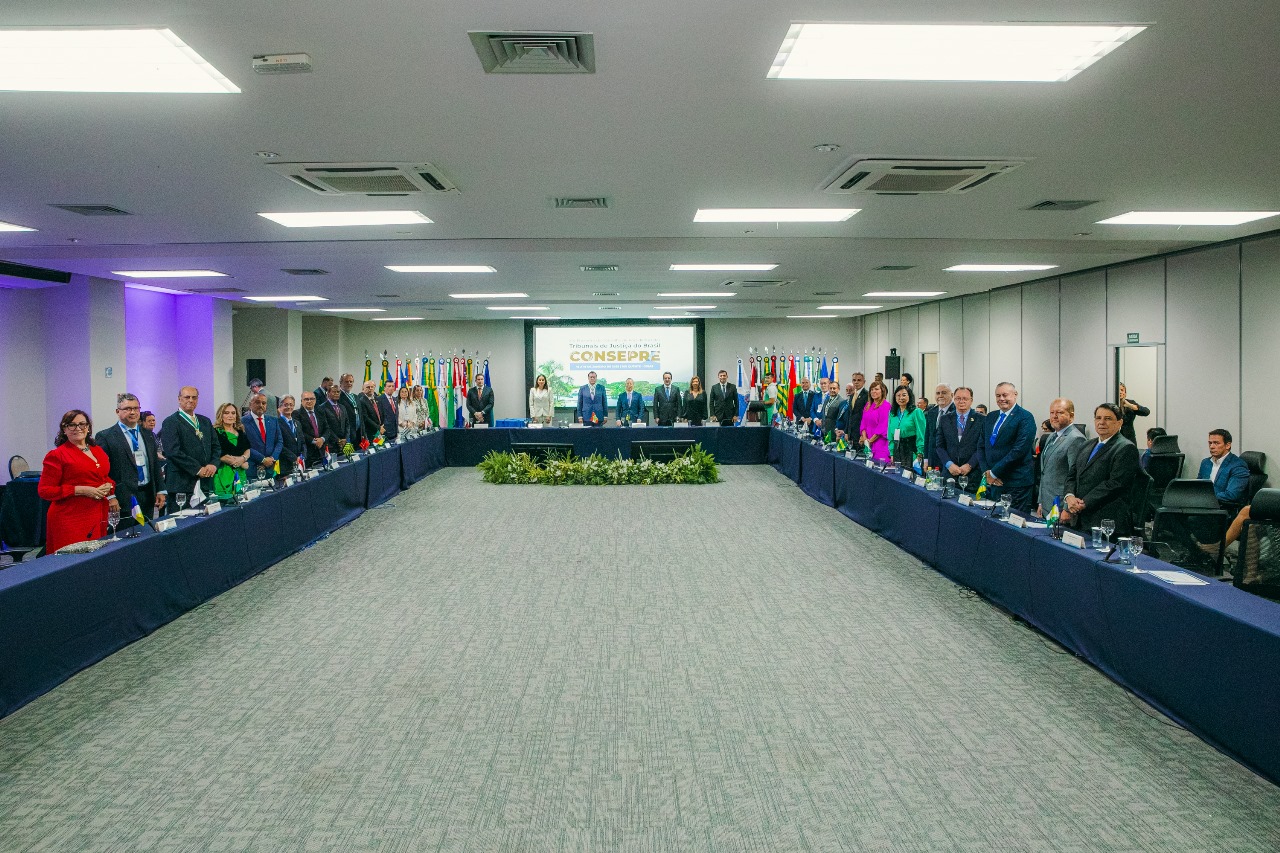 Imagem colorida mostrando os presidentes dos Tribunais de Justiça do Brasil reunidos em um semicírculo durante a 14ª edição do Conselho de Presidentes dos Tribunais de Justiça do Brasil. Imagem colorida mostrando os presidentes dos Tribunais de Justiça do Brasil reunidos em um semicírculo durante a 14ª edição do Conselho de Presidentes dos Tribunais de Justiça do Brasil.
