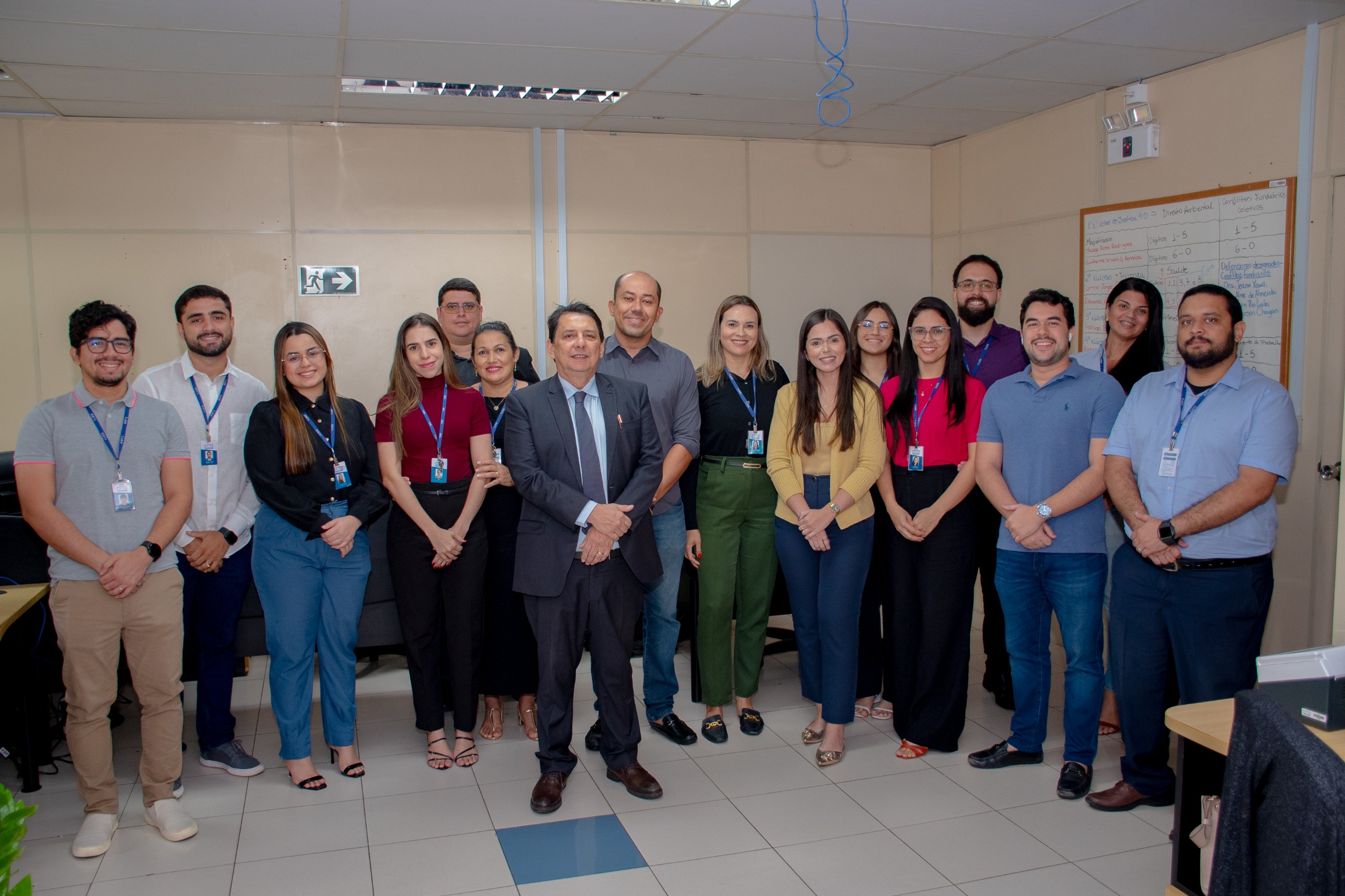 foto colorida mostra o presidente do TJRR, desembargador Jésus Nascimento, posando em pé para foto ao lado de 15 pessoas. Entre elas, o juiz coordenador dos Núcleos de Justiça 4.0, Rodrigo Delgado