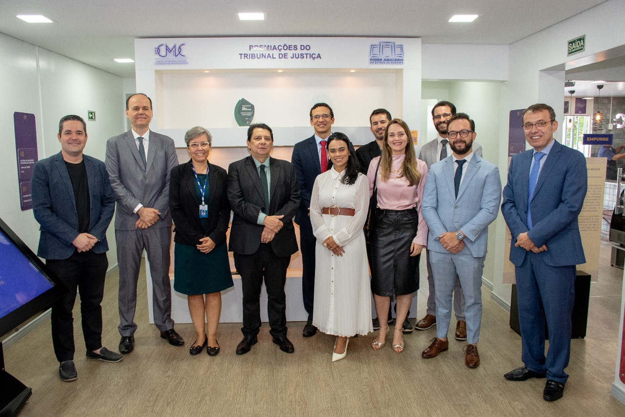 foto colorida dentro do CMC. Nela contém o Presidente do TJRR - Jésus Nascimento; Coordenador do CMC - Desembargador Cristovão Suter;  Subcoordenador do CMC -  Felipe Queiroz; Ouvidor Geral -  Erick Linhares;   juiz auxiliar da presidência - Esdras Silva Benchimol, o secretário Geral - Henrrique Tavares; Secretário de TI - Tiago Lobo; Secretária de Gestão Estatégica -  Veruska Lobo;  