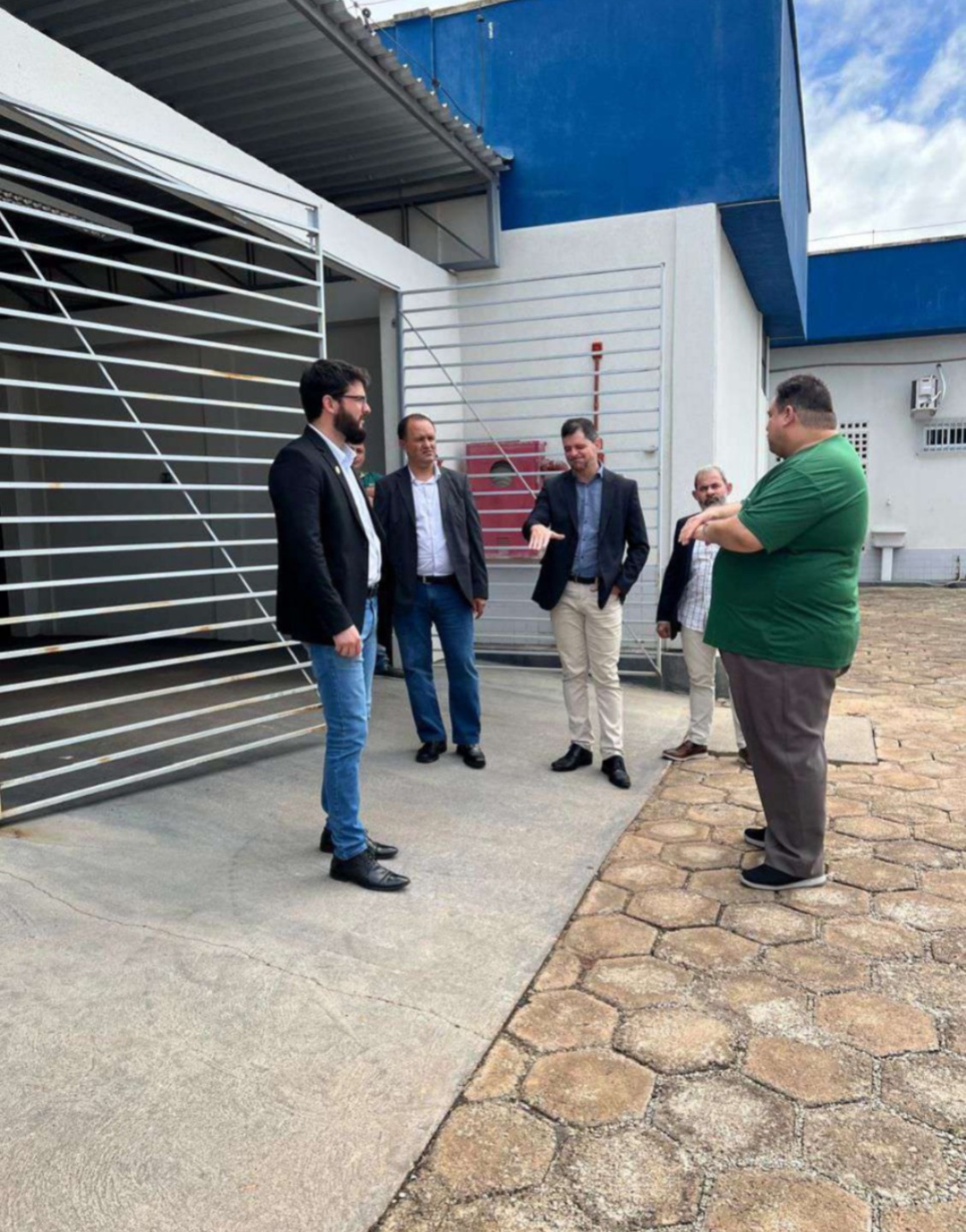 Foto colorida mostra cinco pessoas em pé conversando em frente a Comarca de Rorainópolis. As pessoas na foto são o juiz titular da 2ª Vara, Raimundo Anastácio Carvalho Dutra Filho, o superintendente da Polícia Federal em Roraima, Ronaldo Guilherme Campos, o delegado regional de Polícia Judiciária Caio Luchini, o supervisor da Força Integrada de Combate ao Crime Organizado (FICO) Alan Gonçalves e o chefe do Setor de Inteligência Gilvan Cleófilas. Foto colorida mostra cinco pessoas em pé conversando em frente a Comarca de Rorainópolis. As pessoas na foto são o juiz titular da 2ª Vara, Raimundo Anastácio Carvalho Dutra Filho, o superintendente da Polícia Federal em Roraima, Ronaldo Guilherme Campos, o delegado regional de Polícia Judiciária Caio Luchini, o supervisor da Força Integrada de Combate ao Crime Organizado (FICO) Alan Gonçalves e o chefe do Setor de Inteligência Gilvan Cleófilas.