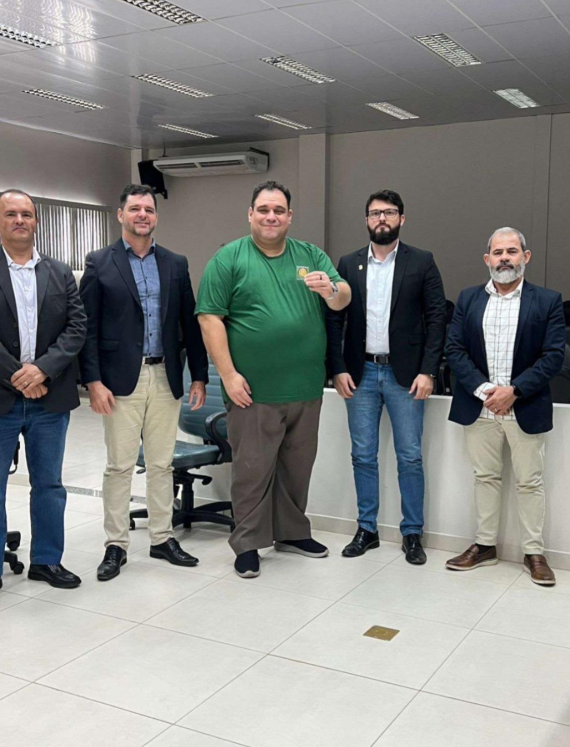 Foto colorida mostra cinco pessoas posando para a foto dentro da Comarca de Rorainópolis. As pessoas na foto são o juiz titular da 2ª Vara, Raimundo Anastácio Carvalho Dutra Filho, o superintendente da Polícia Federal em Roraima, Ronaldo Guilherme Campos, o delegado regional de Polícia Judiciária Caio Luchini, o supervisor da Força Integrada de Combate ao Crime Organizado (FICO) Alan Gonçalves e o chefe do Setor de Inteligência Gilvan Cleófilas. Foto colorida mostra cinco pessoas posando para a foto dentro da Comarca de Rorainópolis. As pessoas na foto são o juiz titular da 2ª Vara, Raimundo Anastácio Carvalho Dutra Filho, o superintendente da Polícia Federal em Roraima, Ronaldo Guilherme Campos, o delegado regional de Polícia Judiciária Caio Luchini, o supervisor da Força Integrada de Combate ao Crime Organizado (FICO) Alan Gonçalves e o chefe do Setor de Inteligência Gilvan Cleófilas.