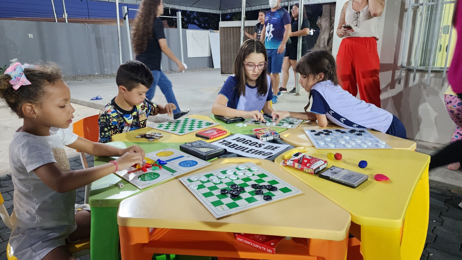 foto colorida de crianças brincando com um  tabuleiro 