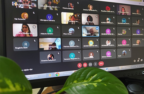 Imagem de tela de computador, mostrando pessoas em videoconferência.