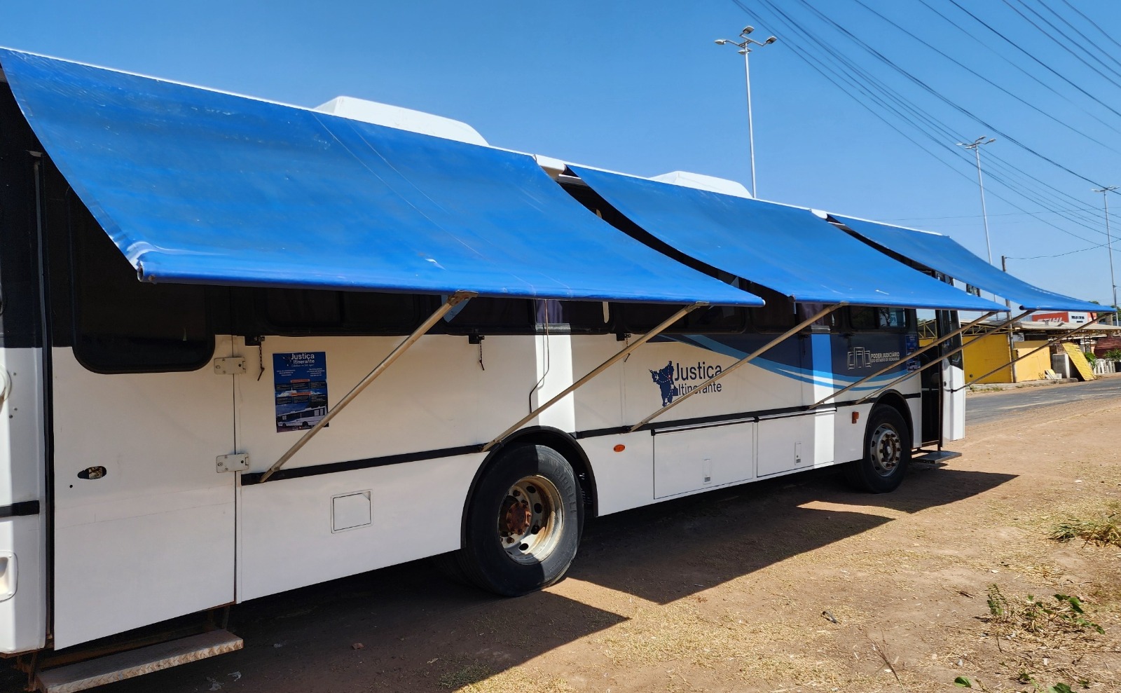 foto colorida do ônibus da justiça itinerante na rua 