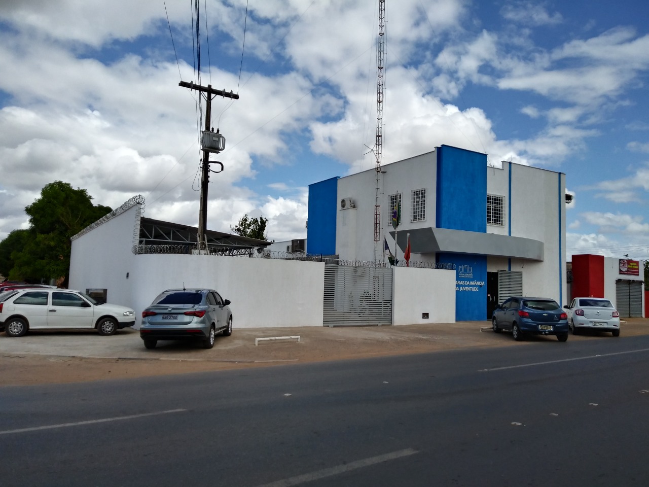 Foto da área externa da Vara da Infância e Juventude do Tribunal de Justiça de Roraima.