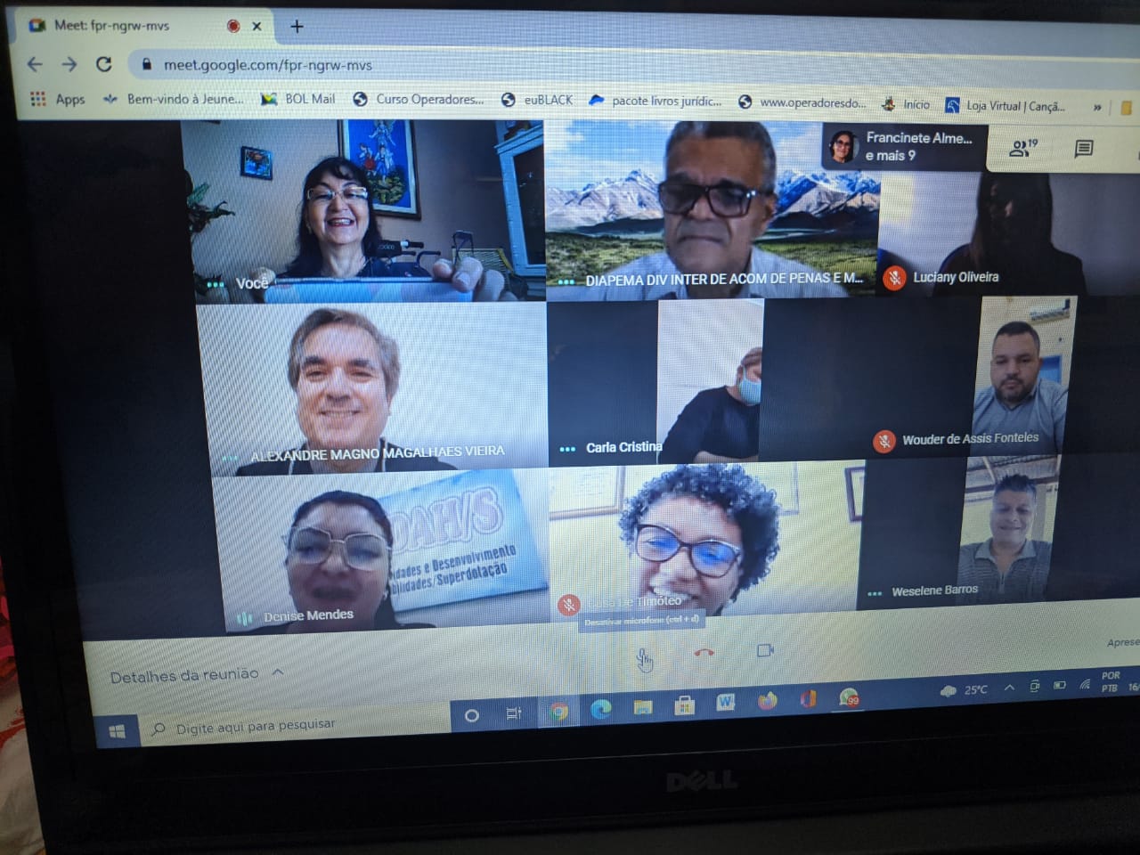 Foto de tela de notebook, com imagens de pessoas participando de reunião online.