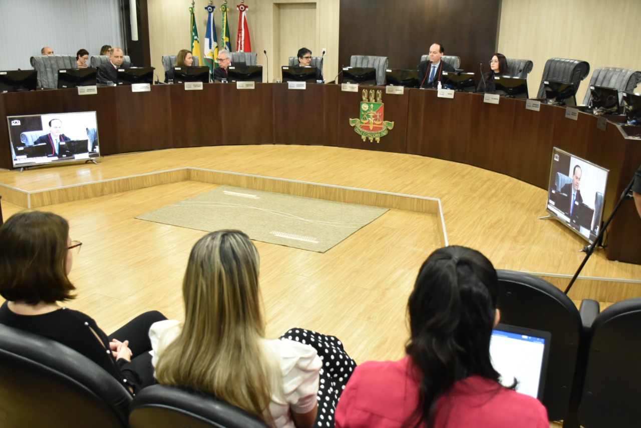 Imagem colorida da décima terceira sessão ordinária administrativa do Tribunal do Pleno, conduzida pelo presidente da corte, desembargador  Cristóvão Súter. 