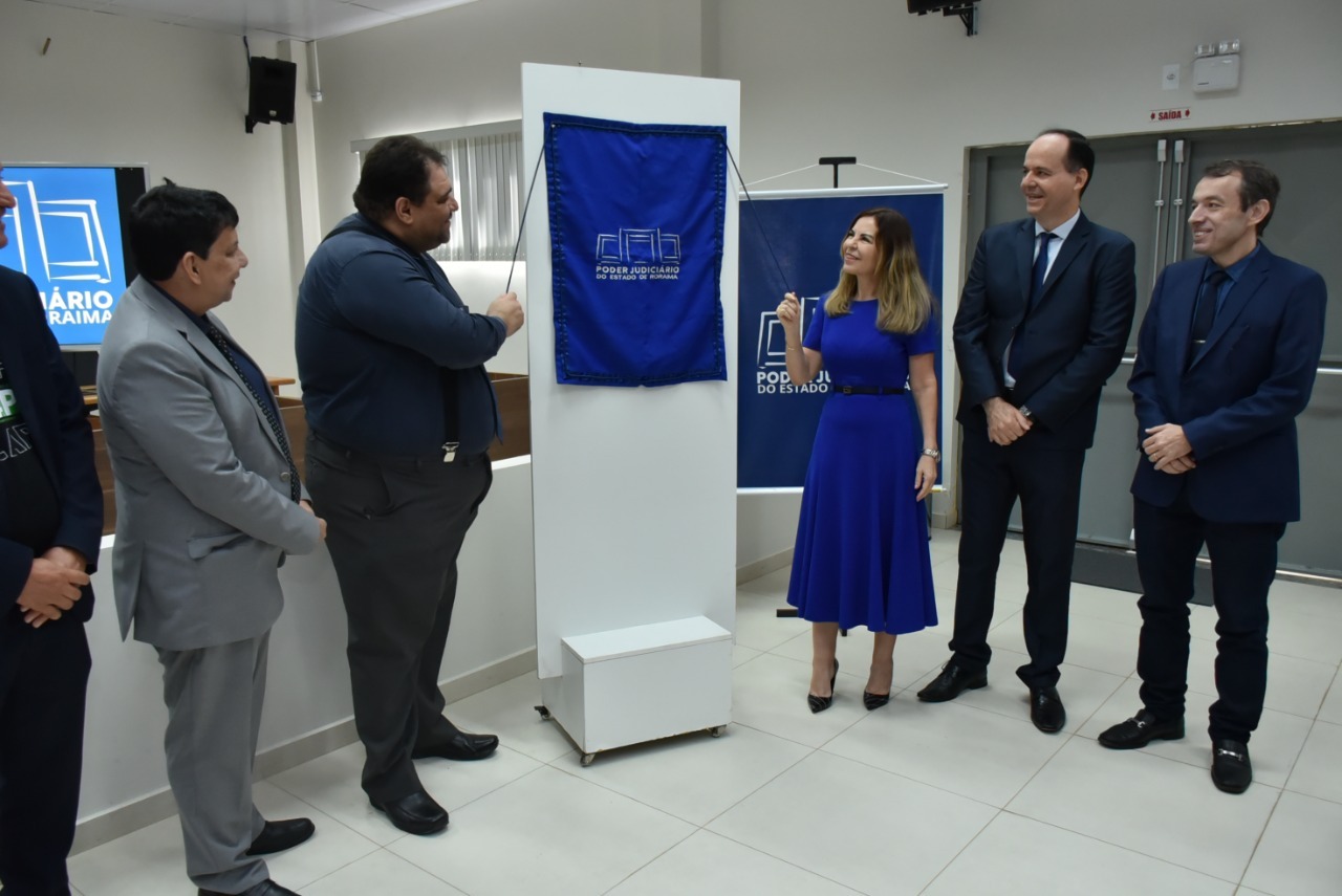 Imagem colorida mostra o presidente TJRR, desembargador Cristóvão Suter, juntamente com o vice-presidente, desembargador Jésus Nascimento, o desembargador Erick Linhares, e a Juíza titular da comarca de rorainópolis Liliane Cardoso na  a ação de  o descerramento da placa de inauguração da matriz energética solar na Comarca de Rorainópolis ;