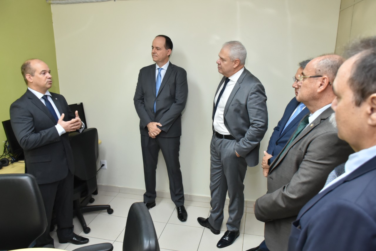 A imagem mostra o presidente, Desembargador Cristóvão Suter , o desembargador do Tribunal de Justiça de Pernambuco, Erik de Sousa Dantas e três magistrados assistindo o discurso do  juiz Eduardo Álvares Carvalho.