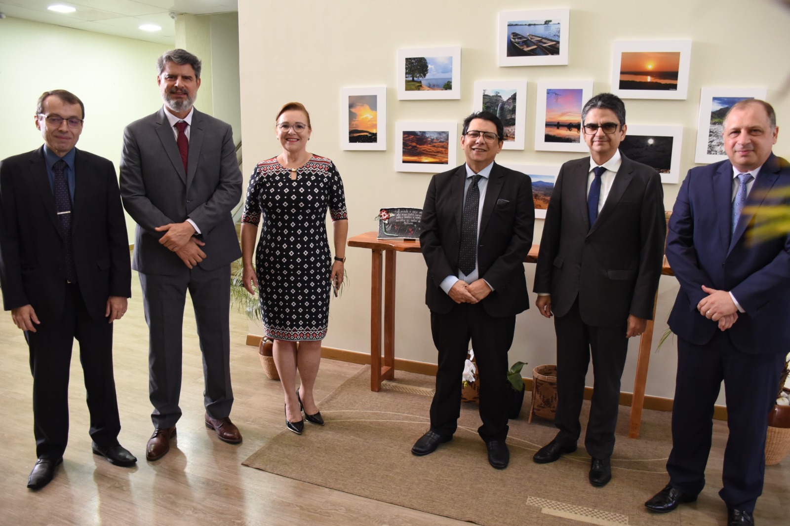 Com a exposição de fotos ao fundo, posam lado a lado para a foto os desembargadores: Erick Linhares, o juiz convocado Luiz Fernando Mallet, Elaine Bianchi, Jésus Nascimento, Ricardo Oliveira, e Mozarildo Cavalcanti. 