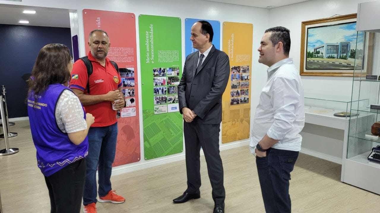 Imagem colorida mostra o diretor da EJURR, desembargador Cristóvão Suter e o coordenador acadêmico da EJURR, Felipe Queiroz, a coordenadora do CMC, Olane Matos conversando com o professor do Colégio Estadual Militarizado Maria Sônia de Brito Oliva, Clhinger Guedelha.