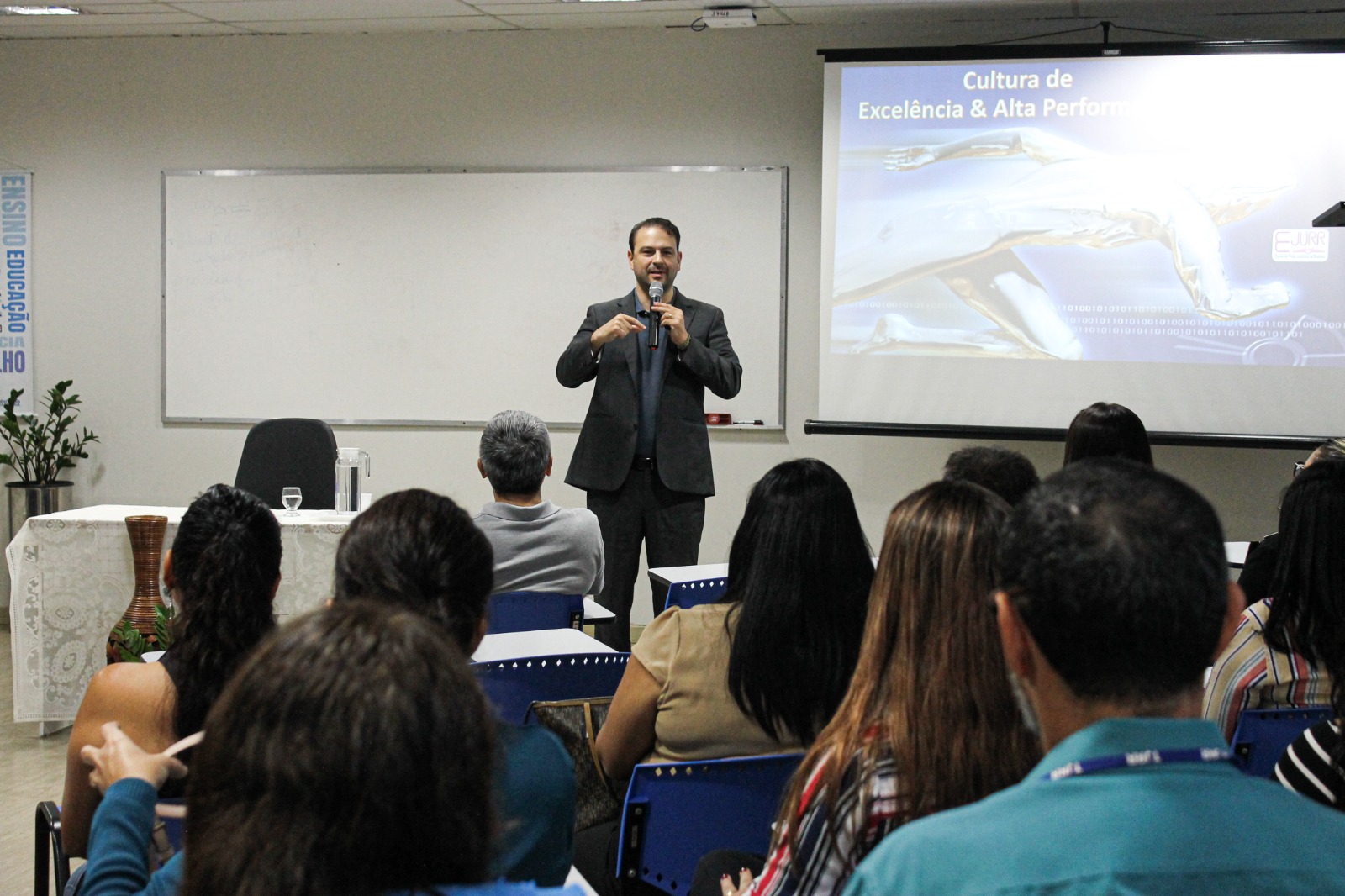 foto colorida do escritor ministrando a palestra para a turma