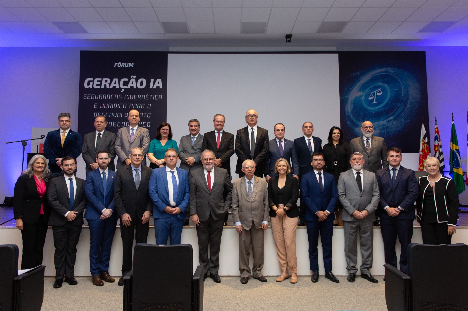 foto colorida de todos os participantes do evento pousando para a fotografia