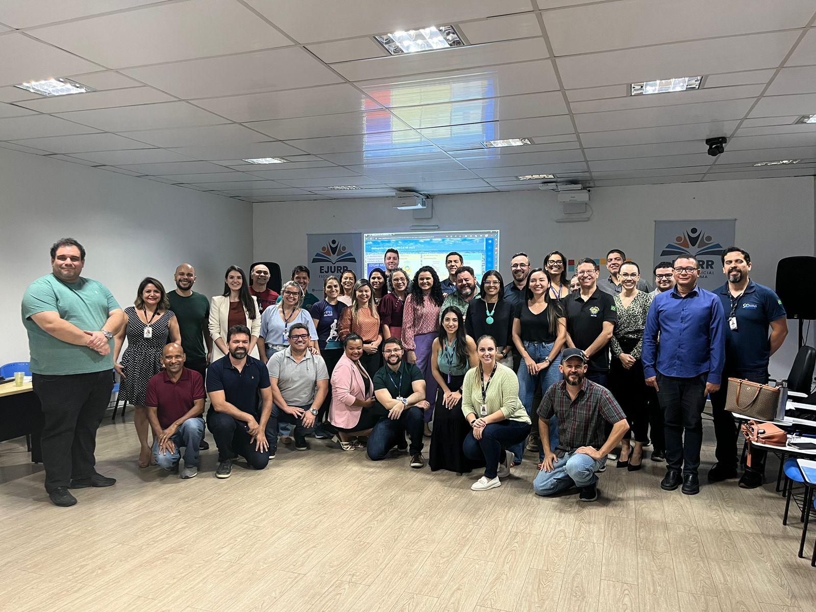 foto colorida de todos os servidores pousando para a fotografia