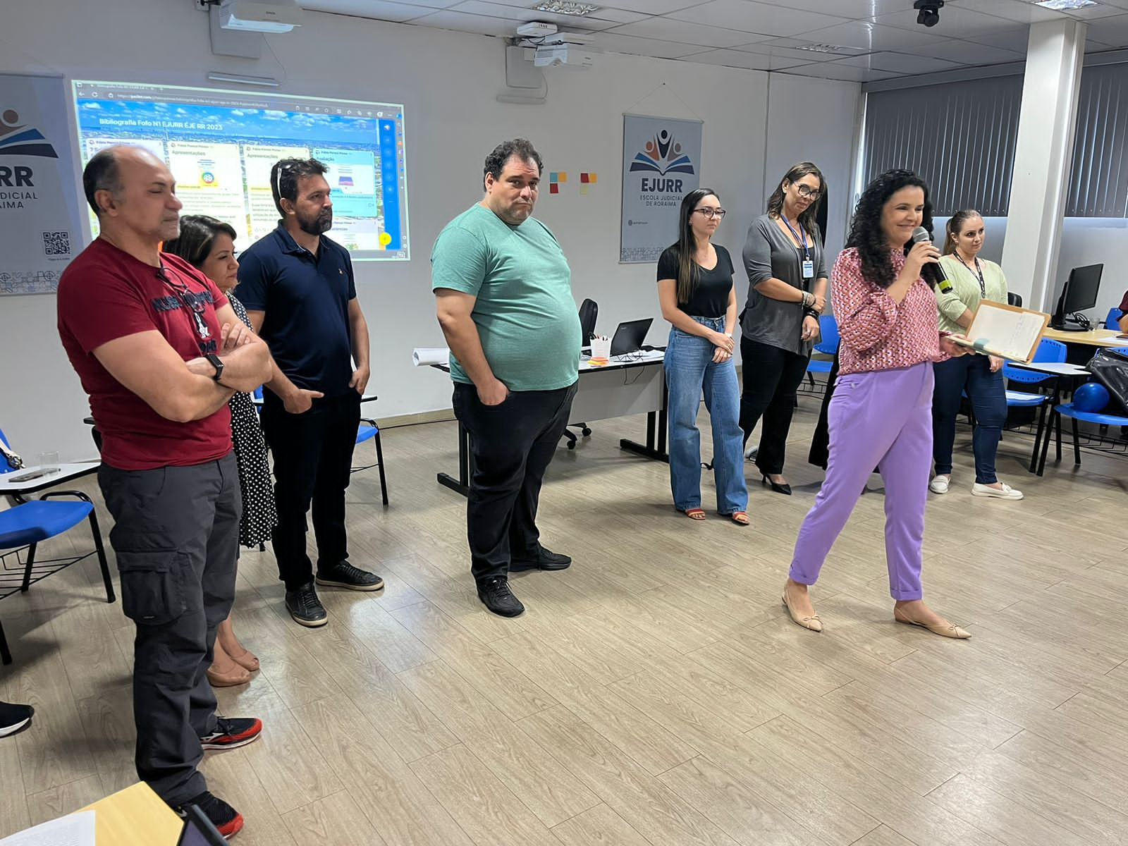 foto colorida de servidores apresentando o fof em uma sala de aula 