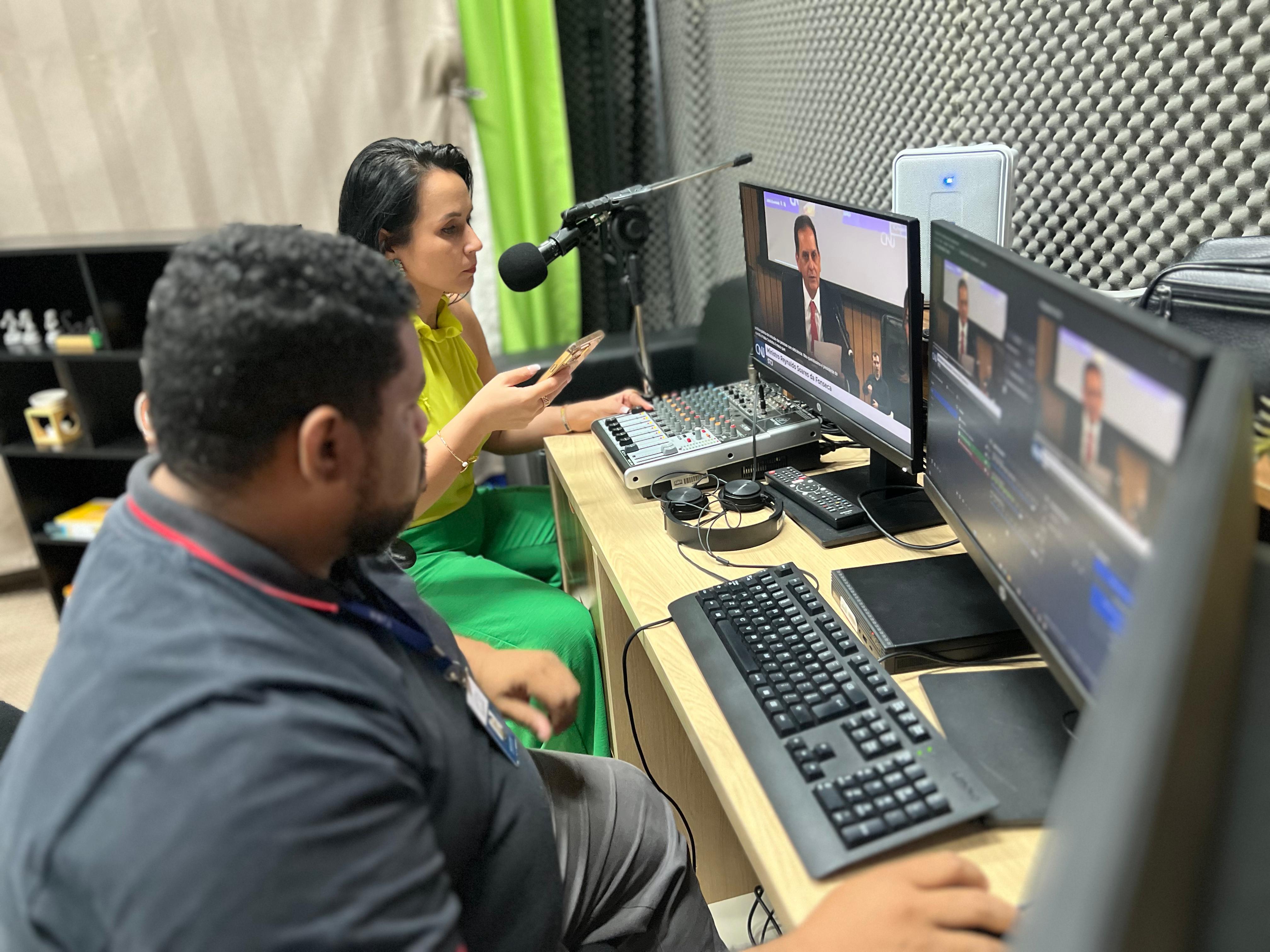 foto colorida de uma mulher e um homem assessorando o CNJ virtualmente 