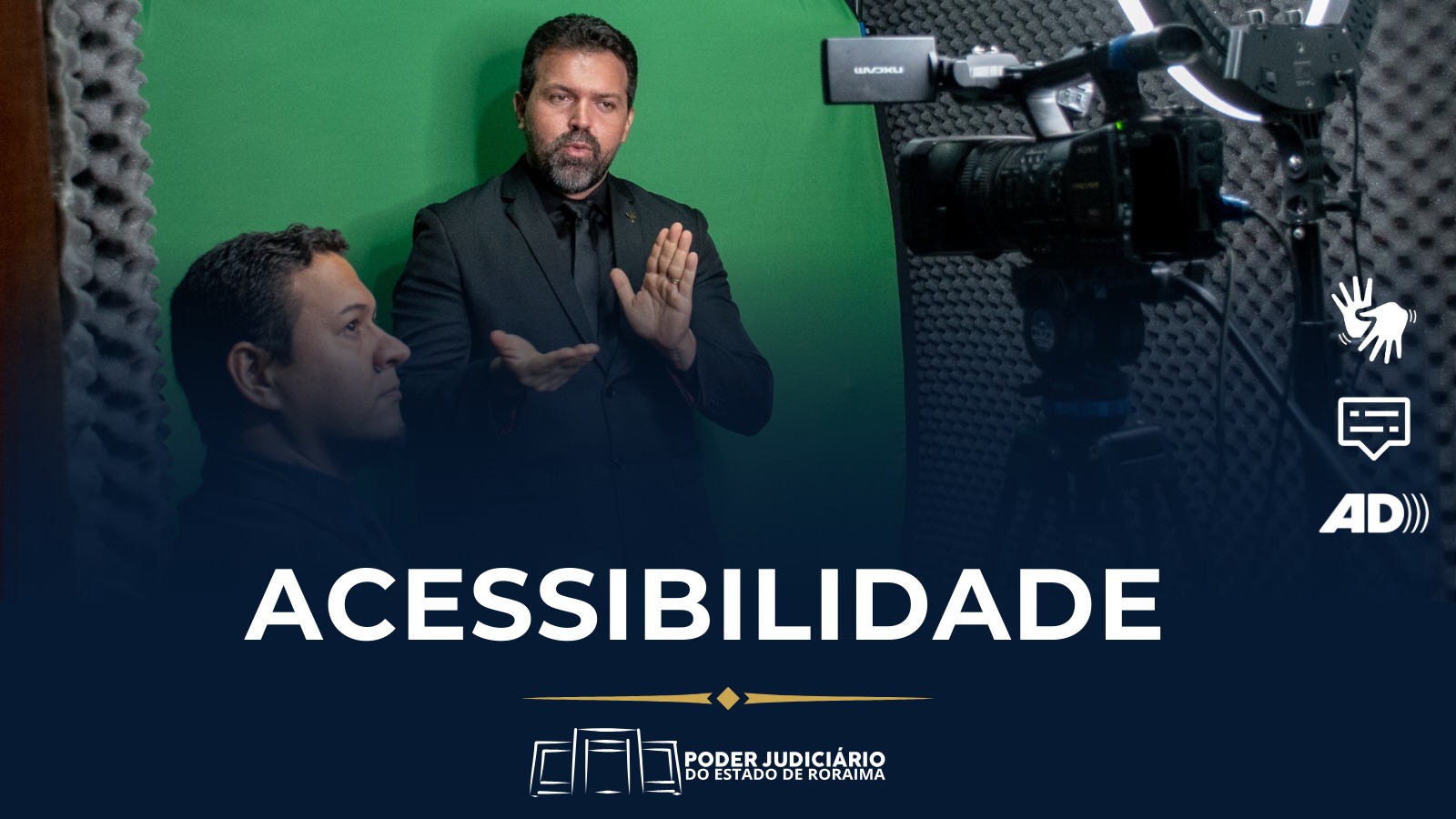 A imagem mostra um estúdio de gravação com um fundo verde, onde um intérprete de Libras faz gestos em frente a uma câmera profissional. Ao lado, um homem observa a gravação. Na parte inferior, há a palavra "ACESSIBILIDADE" em destaque, junto ao logo do Poder Judiciário do Estado de Roraima. Ícones ao lado indicam recursos de acessibilidade, como Libras, legendas e audiodescrição.