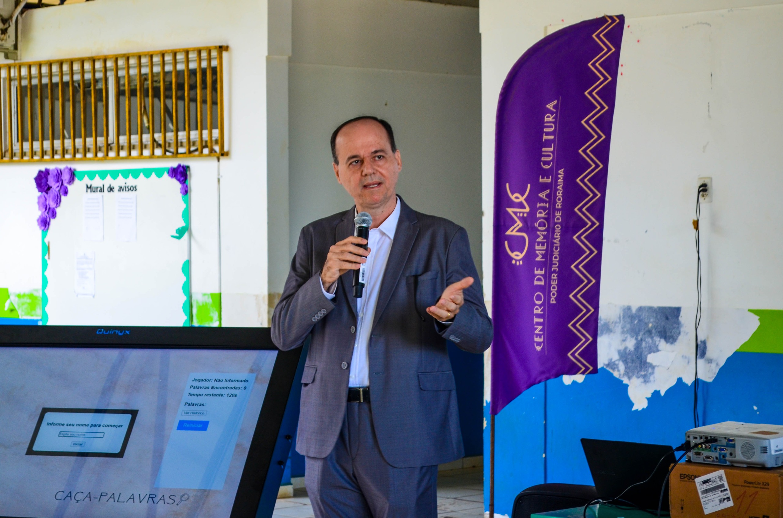 Foto colorida contém o Coordenador do CMC, Desembargador Cristóvão Suter, que está discursando.