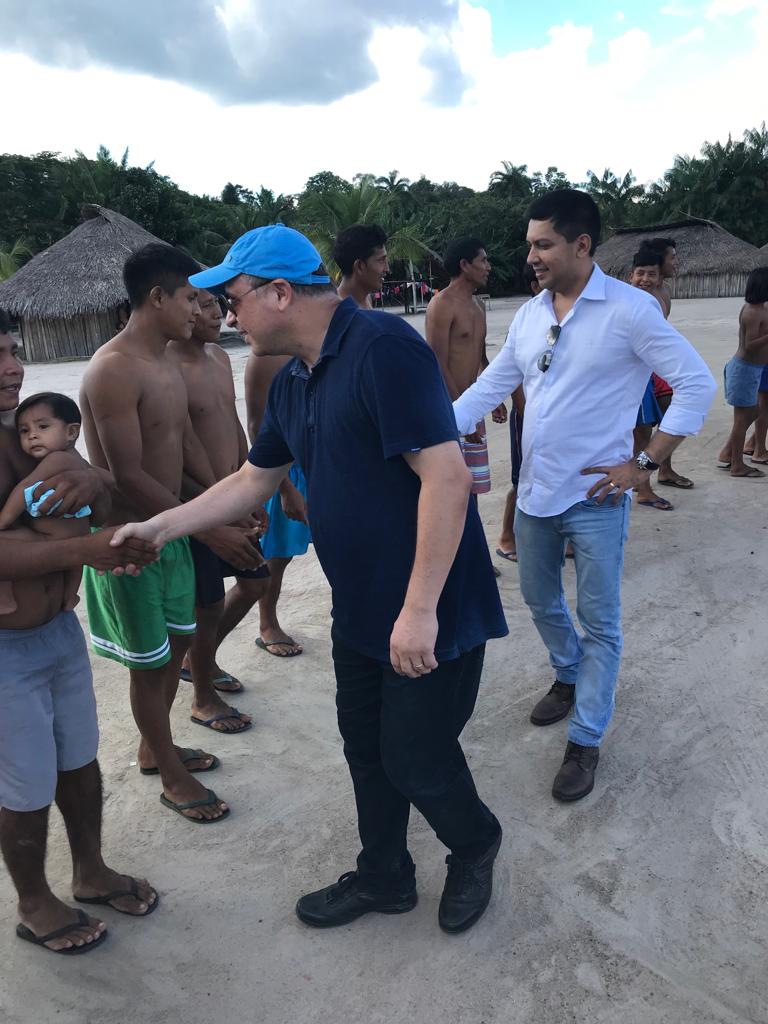 Desembargador Mozarildo Cavalcanti e juiz Aluízio Vieira cumprimentando os indígenas na reserva Waimiri Atroari 