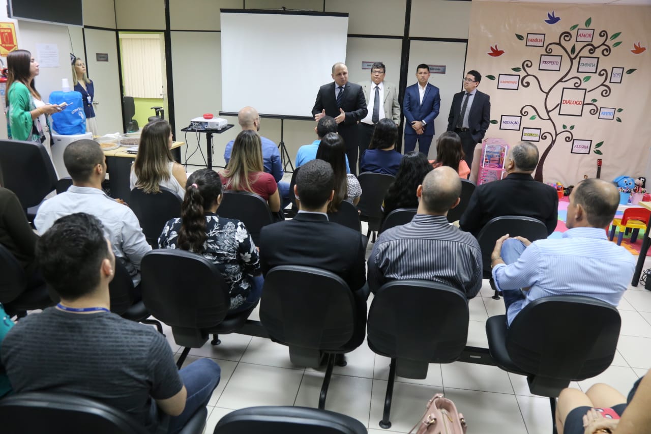 O presidente do TJRR, desembargador Mozarildo Cavalcanti explicando durante reunião que  determinou maior investimento no trabalho de conciliação da Justiça do Estado 