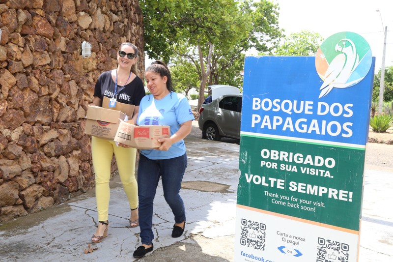 A subsecretária de Planejamento e Gestão de Projetos, Erika Horta e a representante da Secretaria Municipal do Meio durante a entrega das pilhas e baterias no Bosque dos Papagaios  