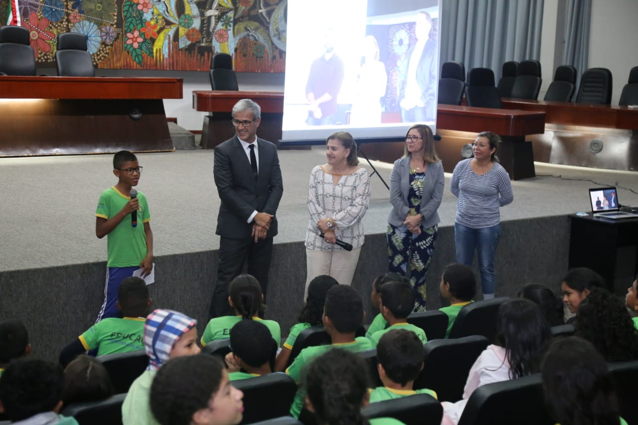 Equipe do programa Maria Vai a Escola e alunos discursando durante  entrega de certificados realizada no auditório do Fórum Advogado Sobral Pinto 