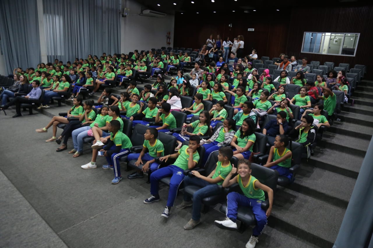 Crianças no auditório do Fórum Advogado Sobral Pinto recebendo o certificado do Maria Vai a Escola  