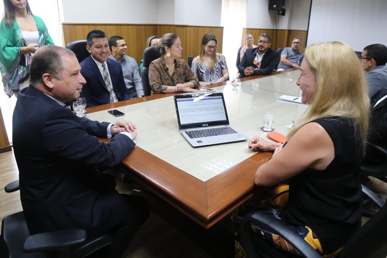 Prefeita Teresa Surita e o desembargador Mozarildo Cavalcanti no momento da assinatura do Termo 