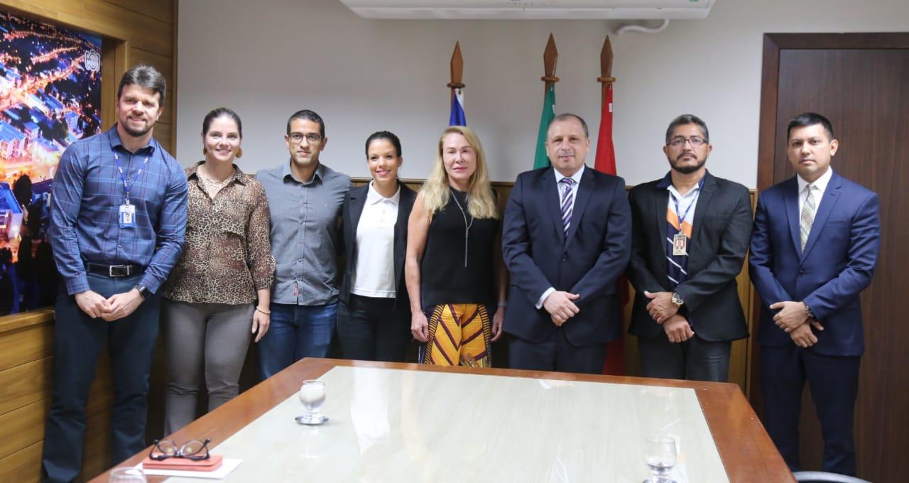 Presidente do TJRR, Mozarildo Cavalcanti, prefeita Teresa Surita e representantes do Sindicato do Poder Judiciário, durante assinatura do Termo de Cooperação Técnica para instalação do Berçário no Tribunal de Justiça de Roraima 