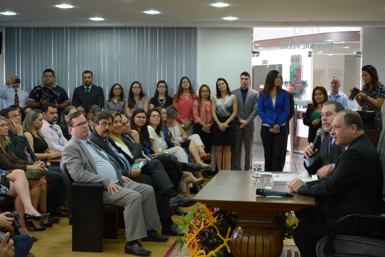 Pessoas sentadas nas cadeiras do pleno do Tribunal de Justiça de Roraima, durante a reunião com o presidente do STF E CNJ, ministro Dias Toffoli 