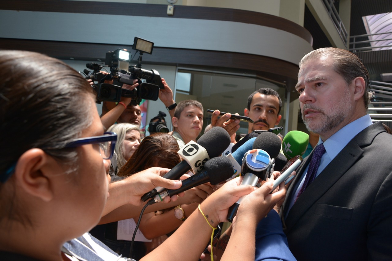 Ministro Dias Toffoli atendendo a imprensa em uma entrevista coletiva