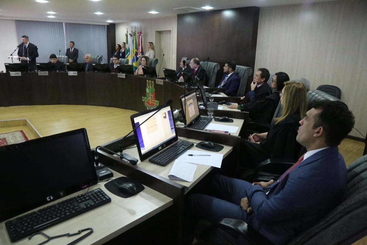 Desembargadores, autoridades do executivo, representantes da OAB, Ministério Público de Roraima e Associação dos Magistrados durante a cerimonia de posse dos novos juízes no pleno do Tribunal de Justiça de Roraima 