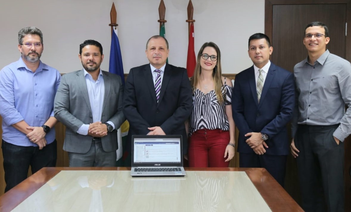 Equipe de secretários do TJRR, o diretor-presidente do Detran, Igo Brasil,  o presidente do TJRR, desembargador Mozarildo Cavalcanti, o juiz Aluízio Vieira, em uma foto formal para registro da assinatura do Termo 