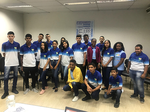 Turma dos estagiários do programa Rumo Certo posando para foto antes do início  das aulas na EJURR 