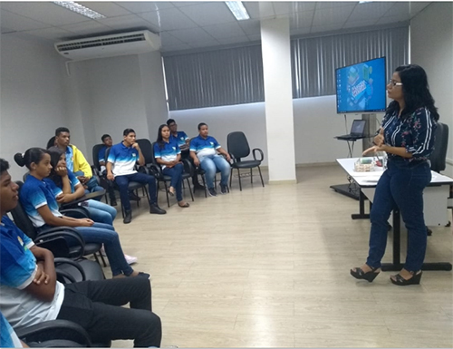 Estagiários do programa Rumo Certo em sala de aula durante treinamento da Escola do Judiciário 