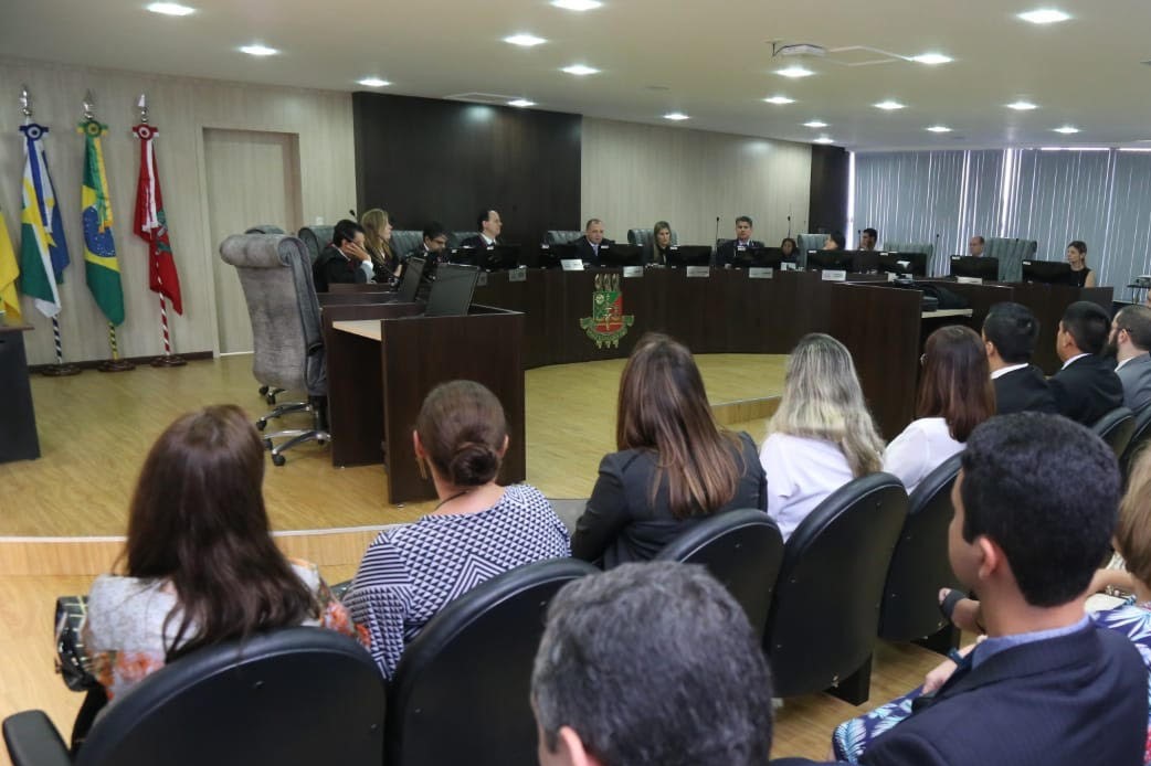 Pessoas durante a sessão no Pleno do Tribunal de Justiça de Roraima