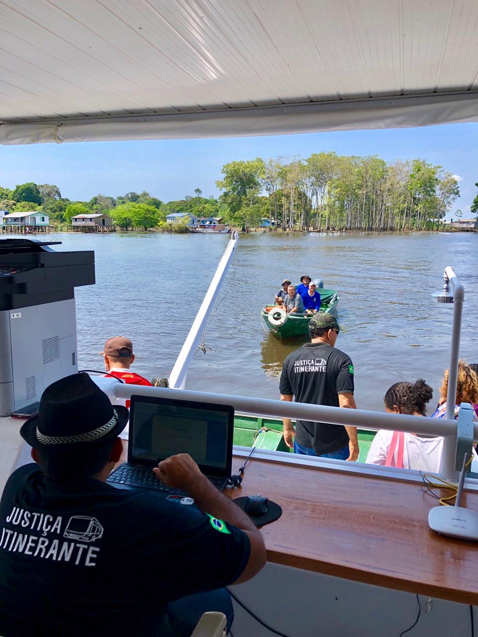 População chegando de canoa para serem atendidas no barco pelas equipes da Justiça Itinerante  