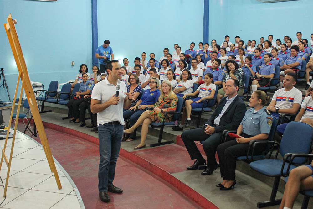 O palestrante Ben Zruel em visita ao Colégio Militar  