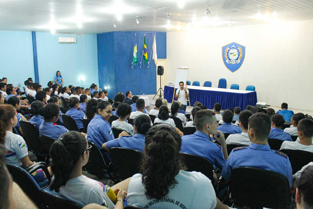 Alunos do Colégio Militar assistindo a palestra de Ben Zruel